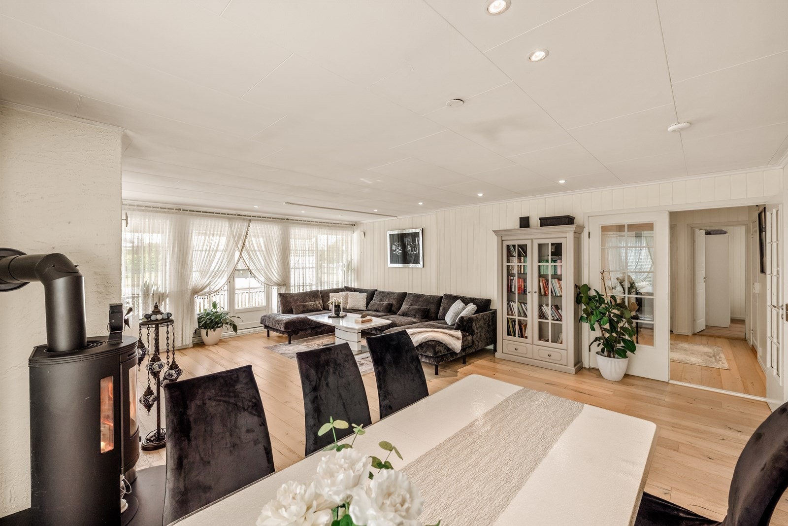 Store vindusflater og utgang til terrasse fra stuen. Galleribilde