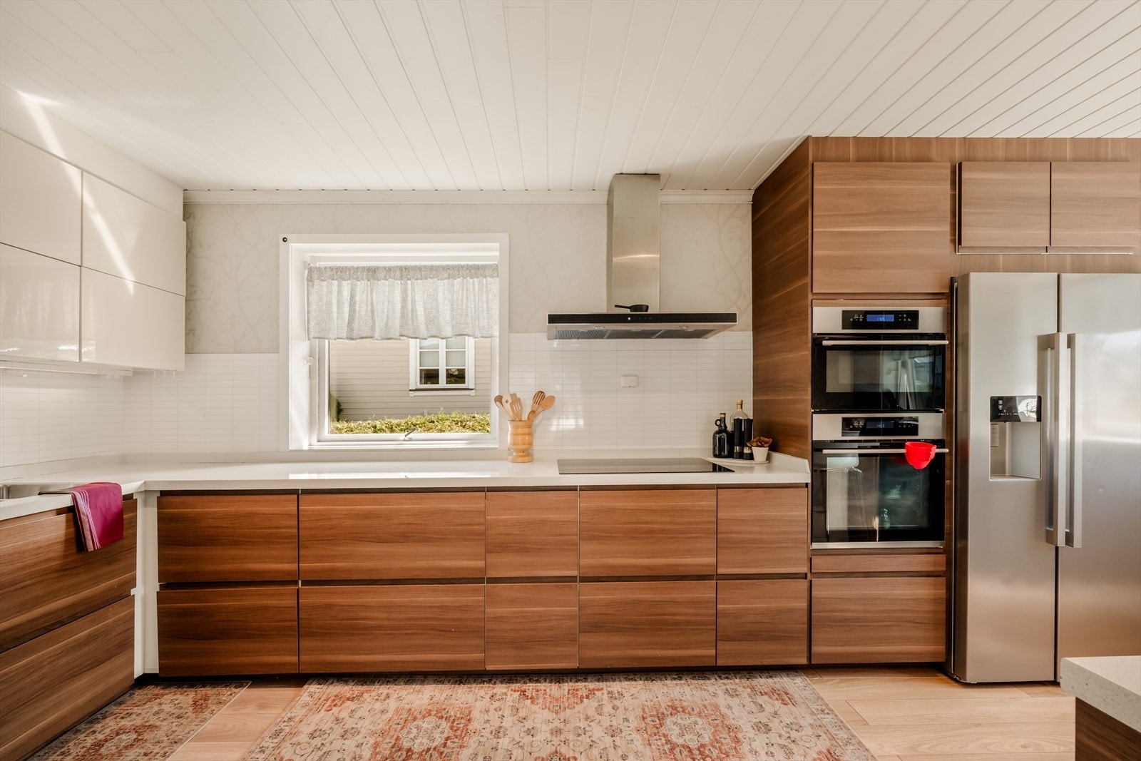 Godt med benke- og skapplass, samt downlights i himlingen. Galleribilde