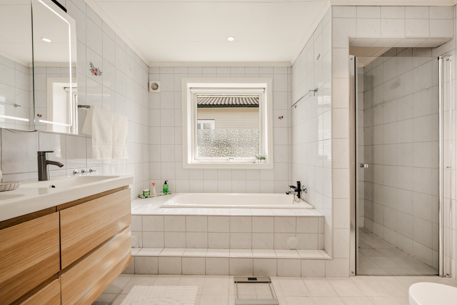 I tillegg til badekar har badet en praktisk dusjnisje. Galleribilde