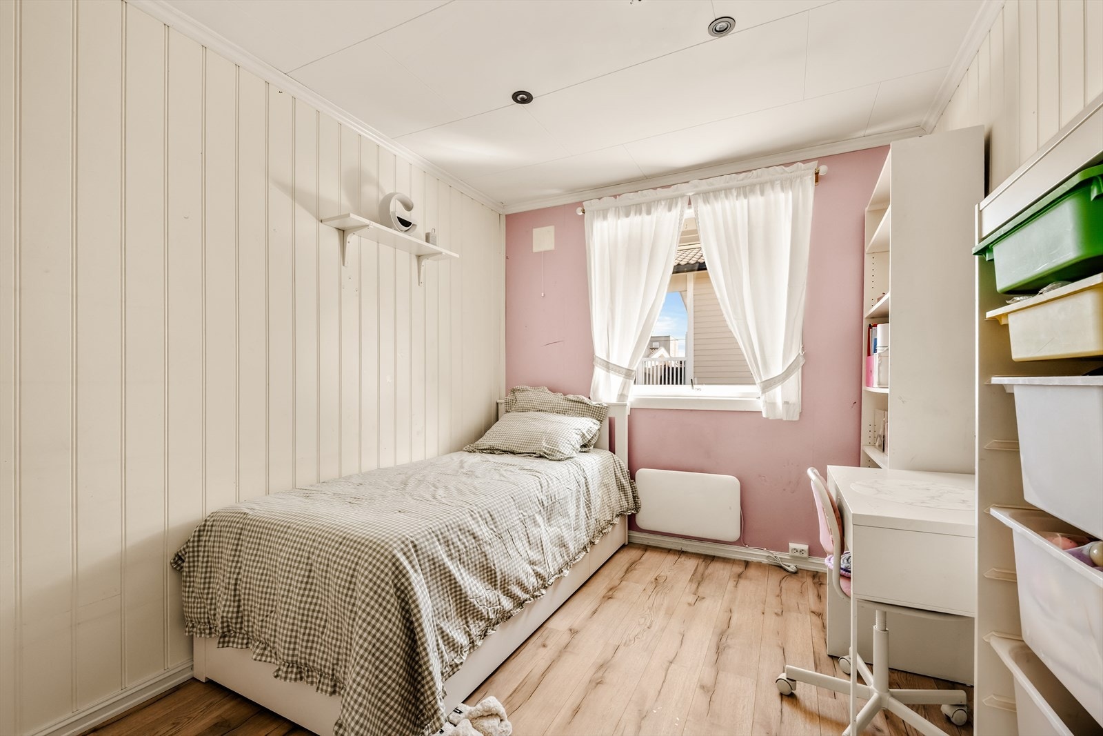 Laminat på gulv og malte panelplater på veggene. Galleribilde