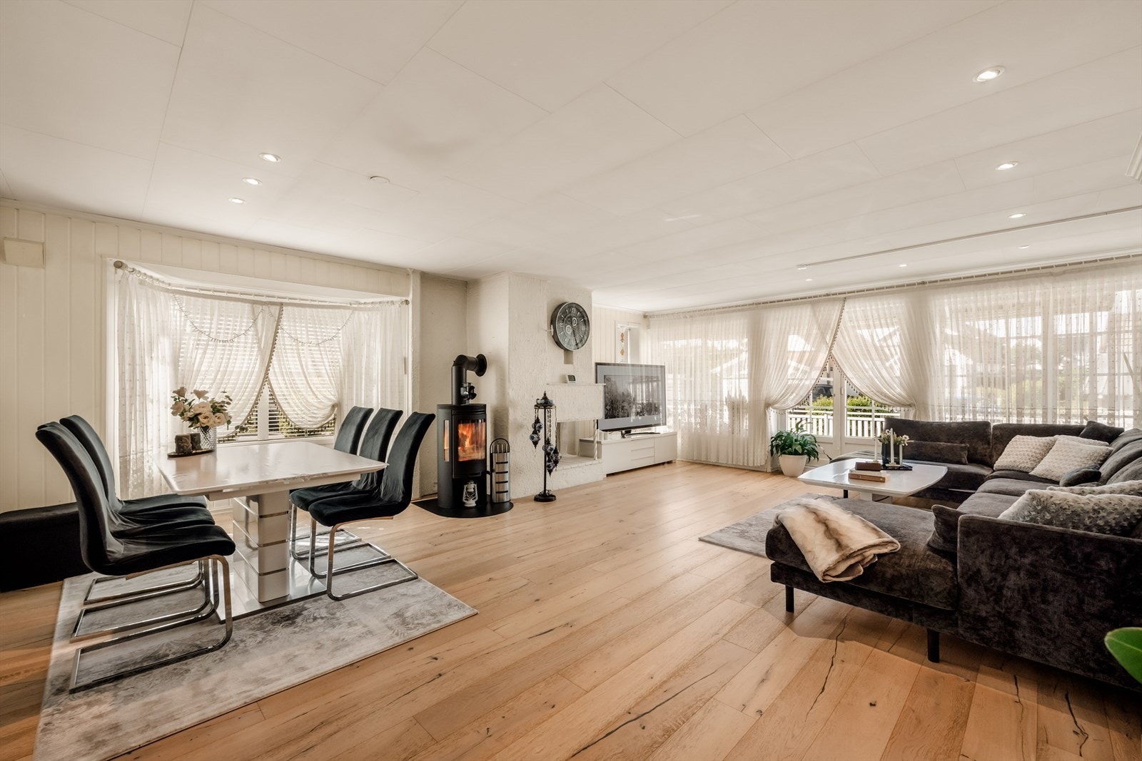 Stuen har god plass til både spisebord og en romslig sofagruppe. Galleribilde