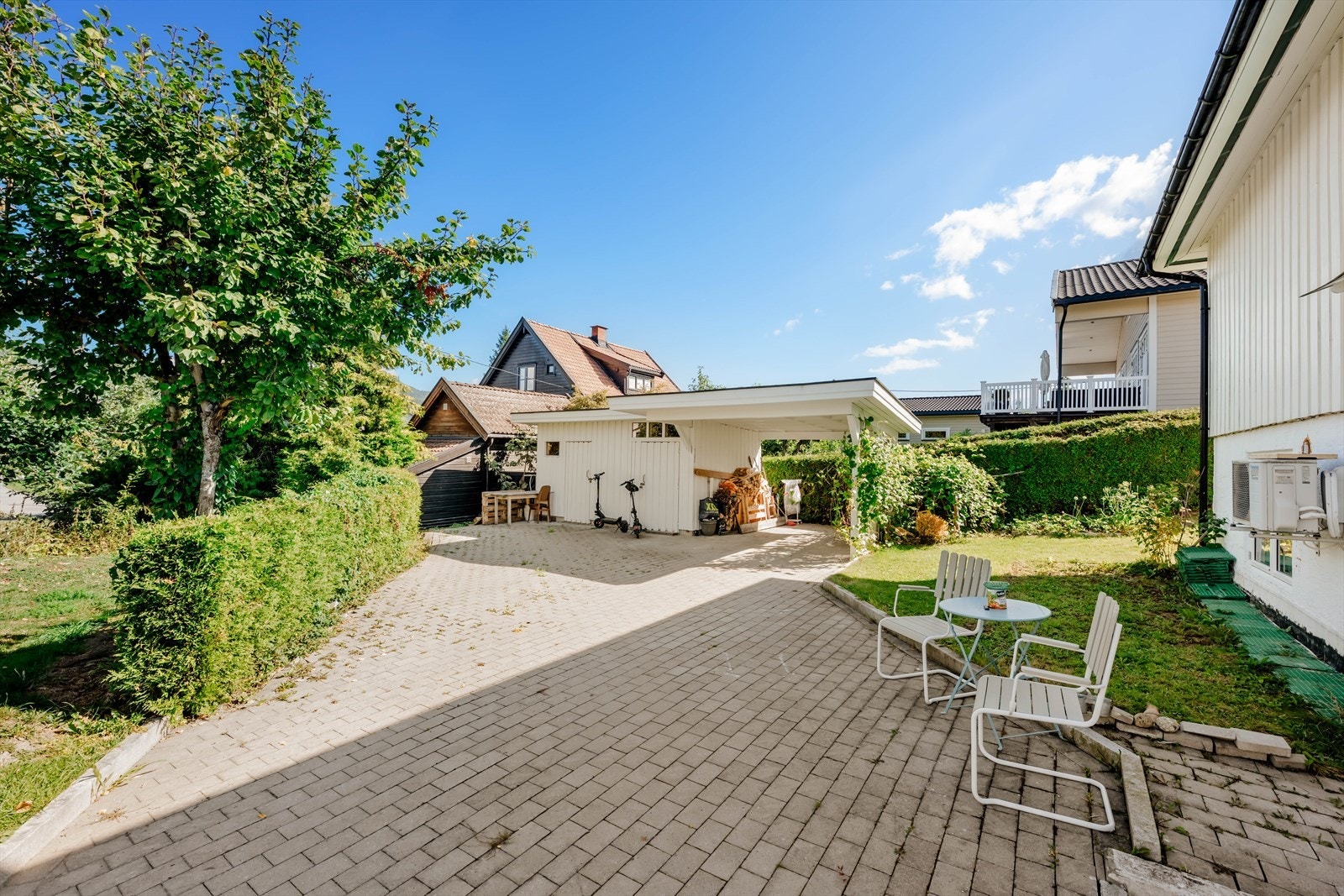 Frittstående carport med tilhørende lagringsboder på tomten. Galleribilde