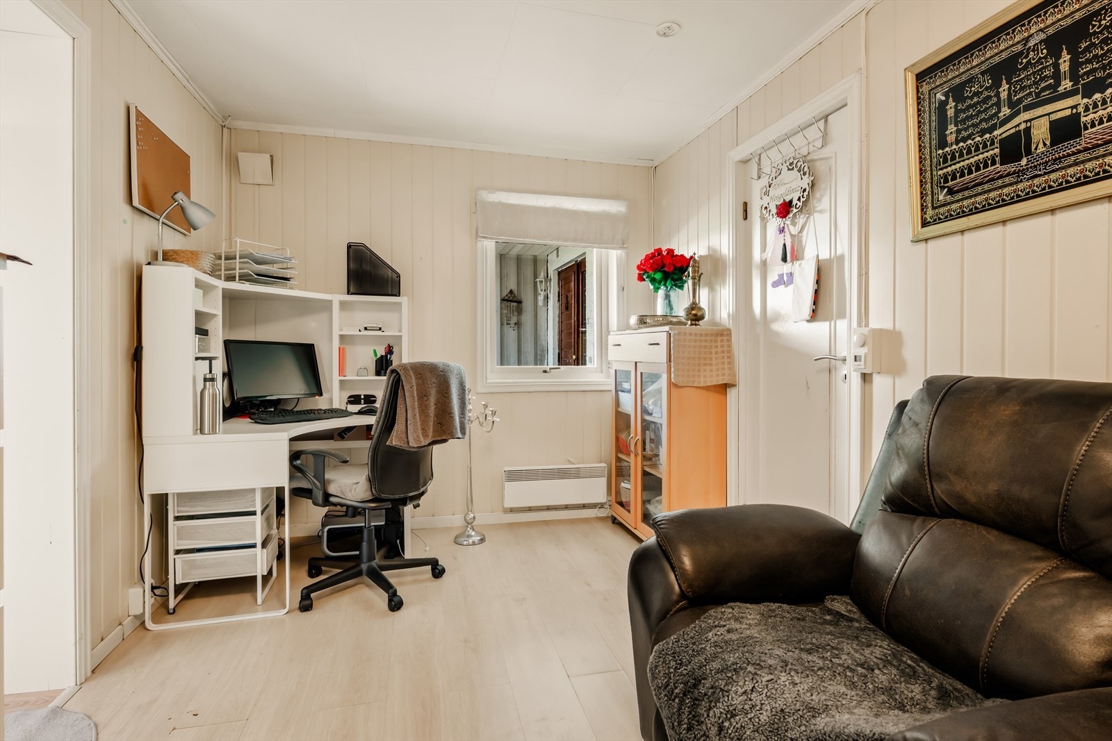 Innredet rom i underetasjen som i dag benyttes som hjemmekontor. Galleribilde