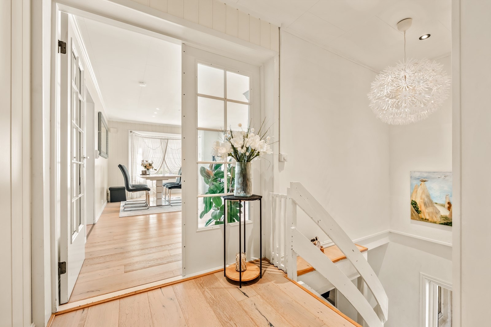 Malt tretrapp som binder sammen boligens to etasjer. Galleribilde