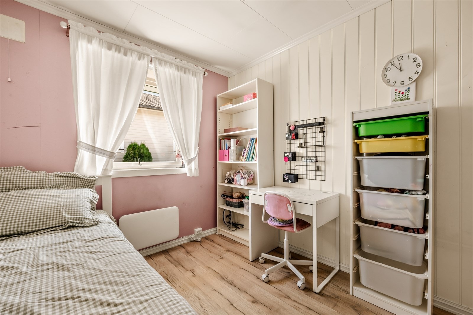 Soverom med plass til seng og skrivebord. Galleribilde
