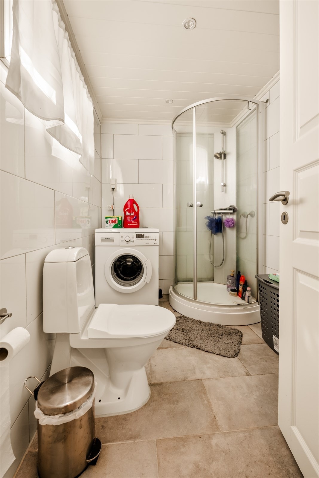 Badet har gulvvarme og dusjkabinett. Galleribilde