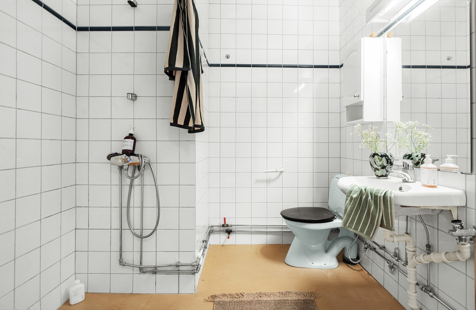 Baderommet er av eldre og enkel standard. Badet har fått TG3 i tilstandsrapporten Galleribilde