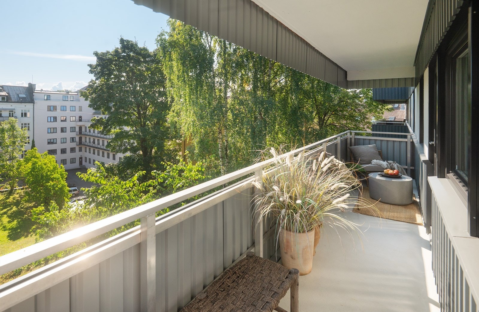 Fra stuen er det utgang til en flott østvendt balkong med tidlig sol og frem til ca 14-tiden på sommerstid (Soltider hentet fra sunseeker og kan være avvik). Galleribilde