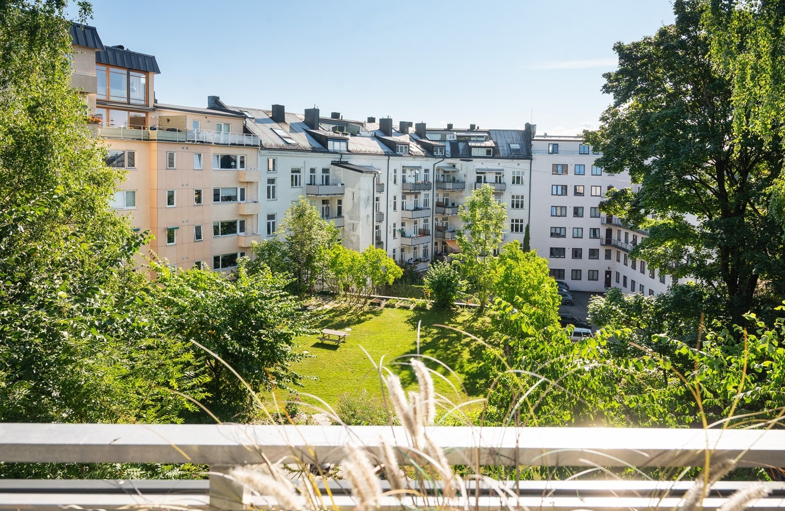 Balkongen vender inn mot flott bakgård. Galleribilde