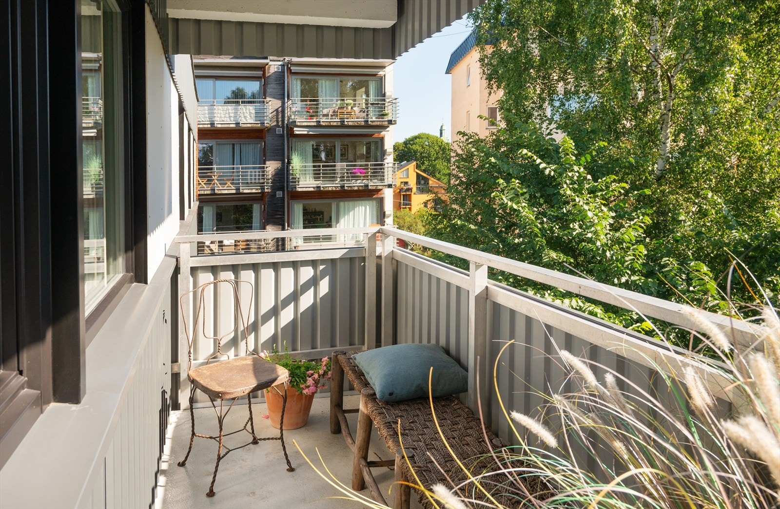 Flott balkong vendt inn mot bakgård Galleribilde