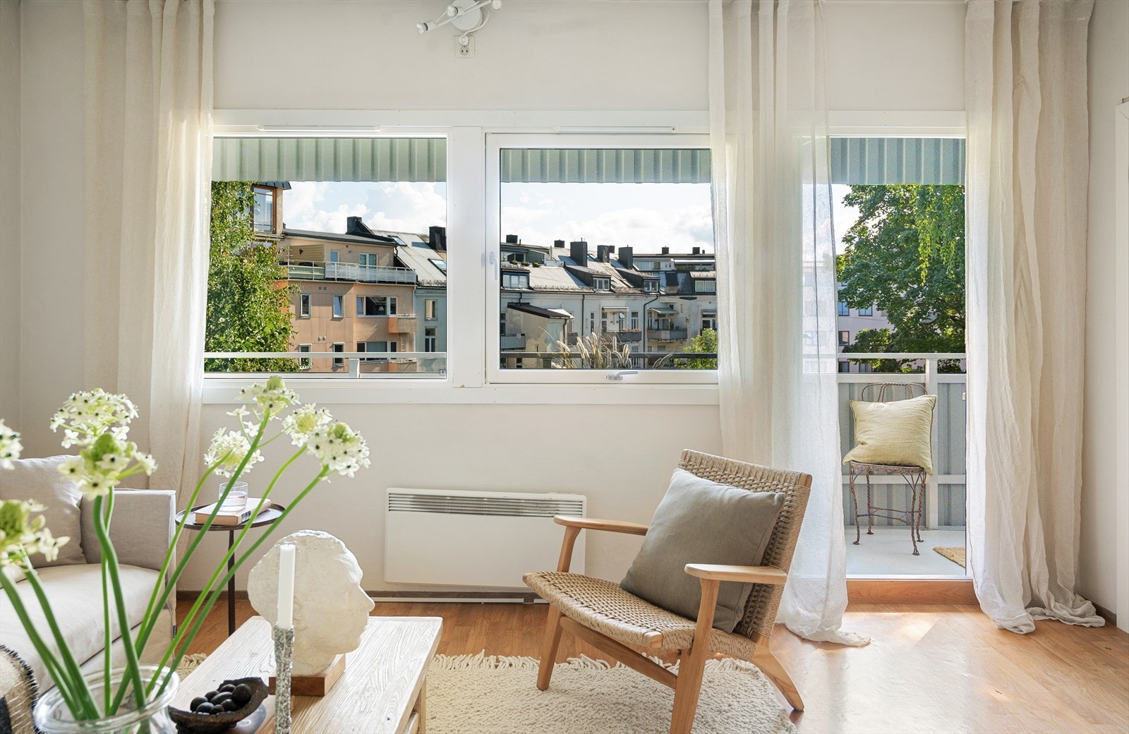 Flere vindusflater som slipper inn godt med naturlig lys. Galleribilde