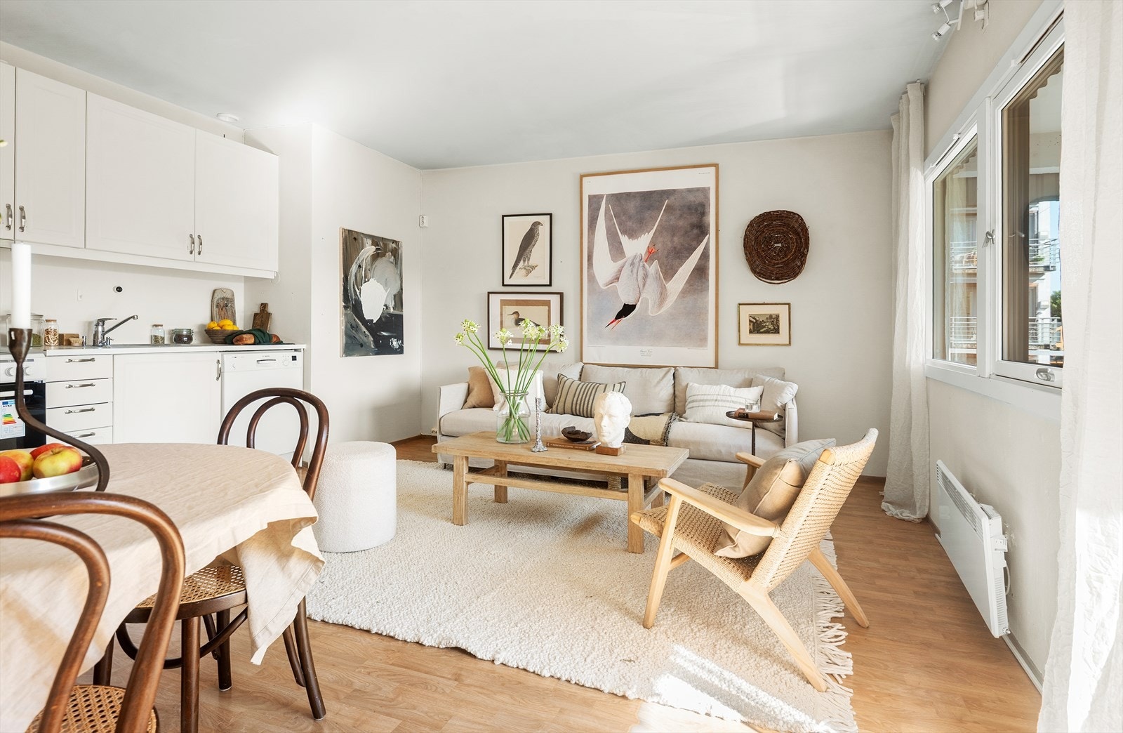 Stuen er malt i tidløse farger som gir deg friheten til å innrede etter personlig smak og stil. Galleribilde