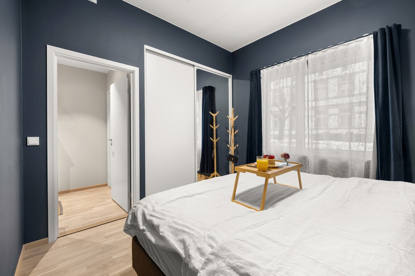 Praktisk skyvedørsgarderobe for oppbevaring Galleribilde