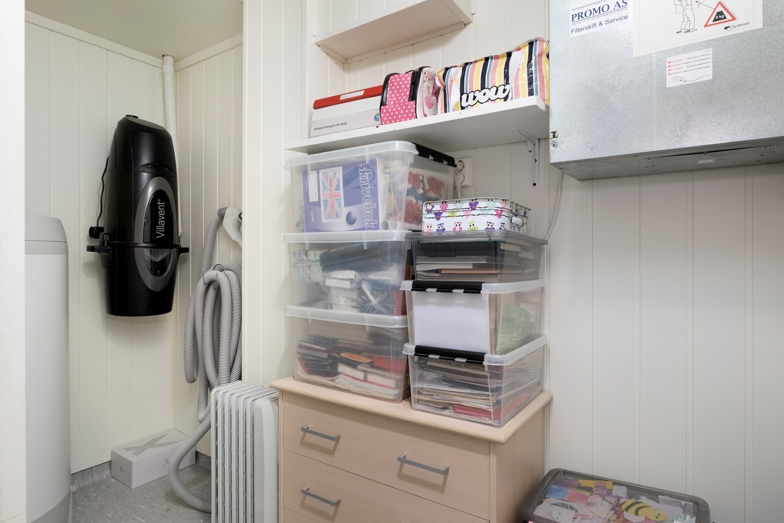 Praktisk bod med god lagringsplass. Leilegheita har nyare tekniske kvaliteter med balansert ventilasjon og sentralstøvsuger. Galleribilde