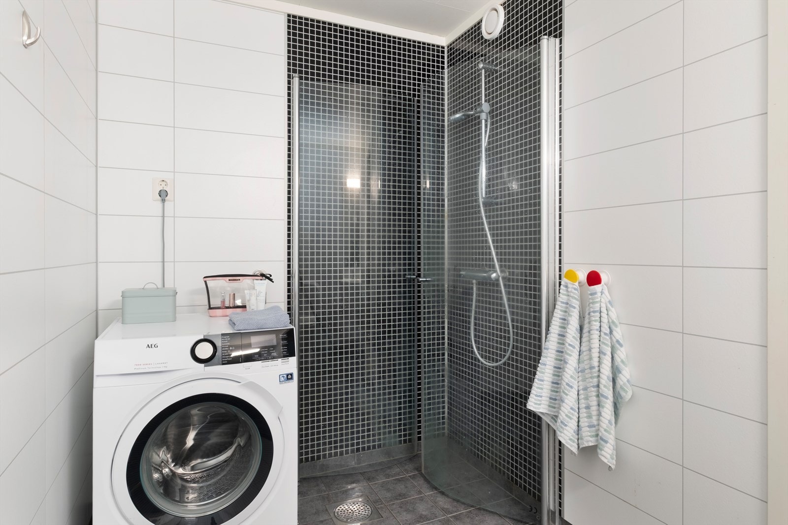 Badet er innreia med praktisk dusjhjørne med innfellbare dører og har opplegg for vaskemaskin. Galleribilde