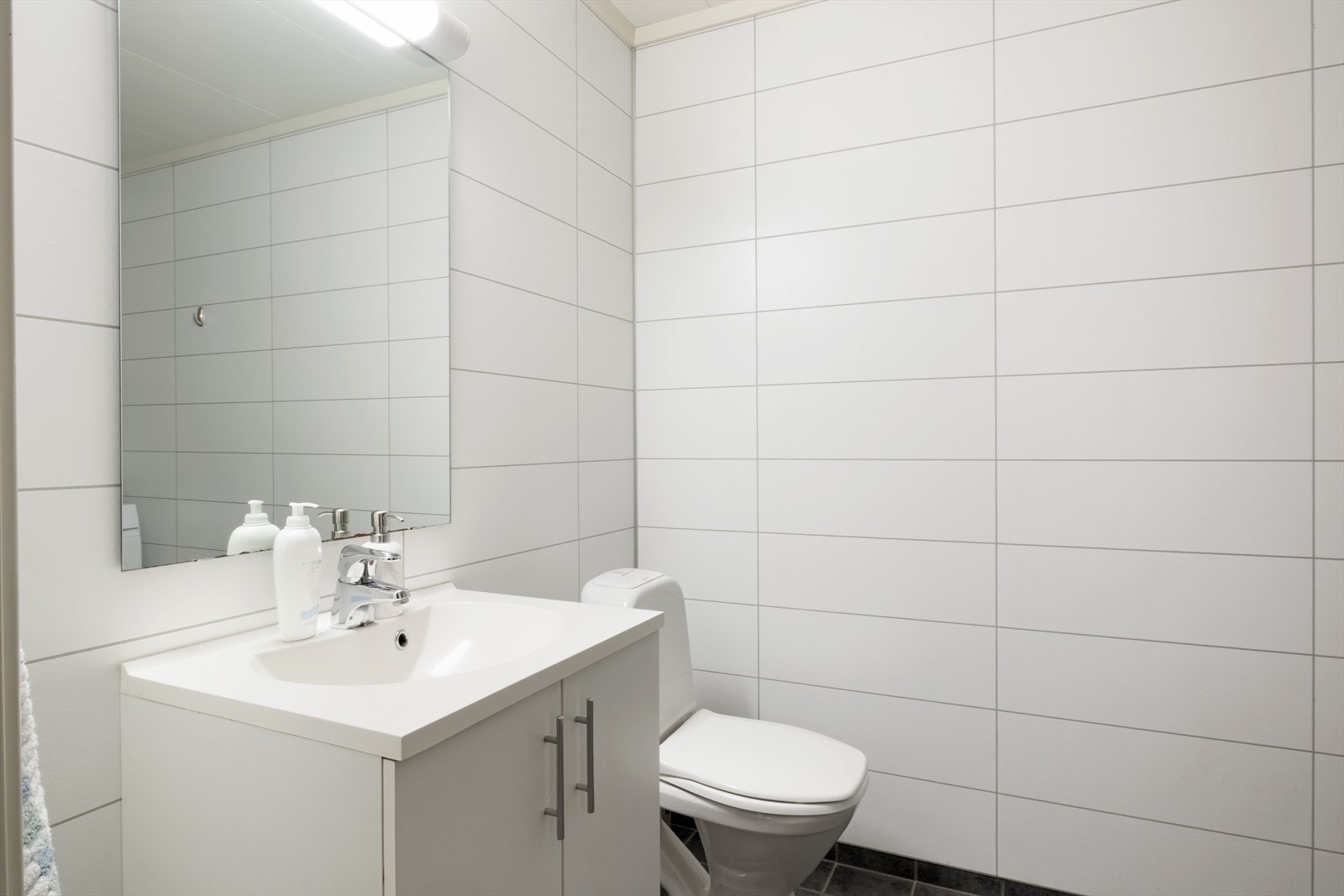 Lyst og fint bad, med baderomsplater på vegg og flis med varme i golv. Galleribilde