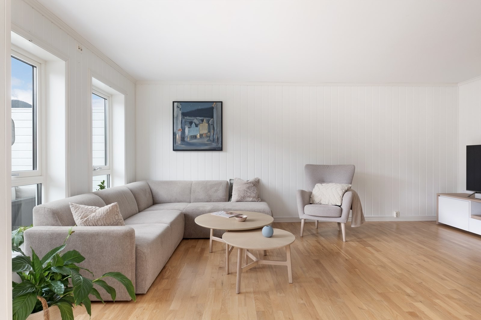 Opphaldsrommet er av god størrelse og kan enkelt møblerast etter eige behov og ønske. Leilegheita har gjennomgåande parkett på golv og lyse veggar. Galleribilde