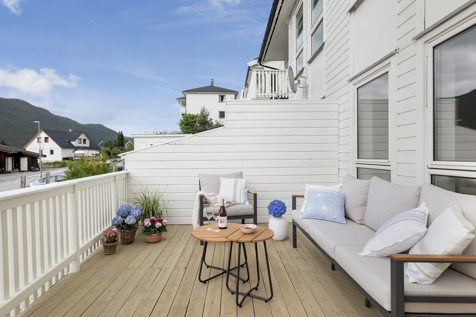 Direkte utgang til stor og solrik terrasse frå stove. Galleribilde