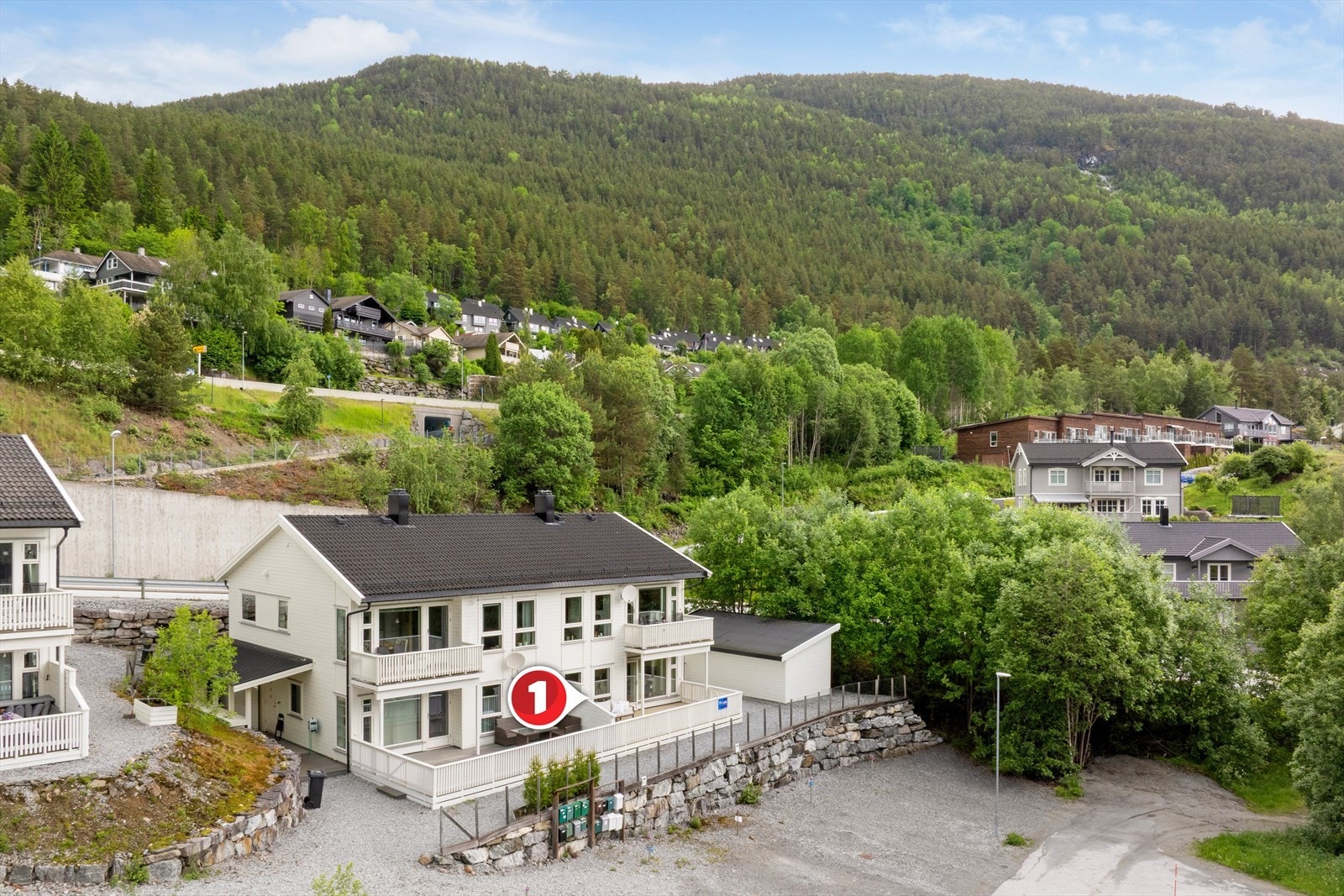 Leilegheita ligg i enden av ei roleg gate uten gjennomgangstrafikk, med stor uteplass og er skjerma for innsyn. To medfølgande parkeringsplassar i front. Galleribilde