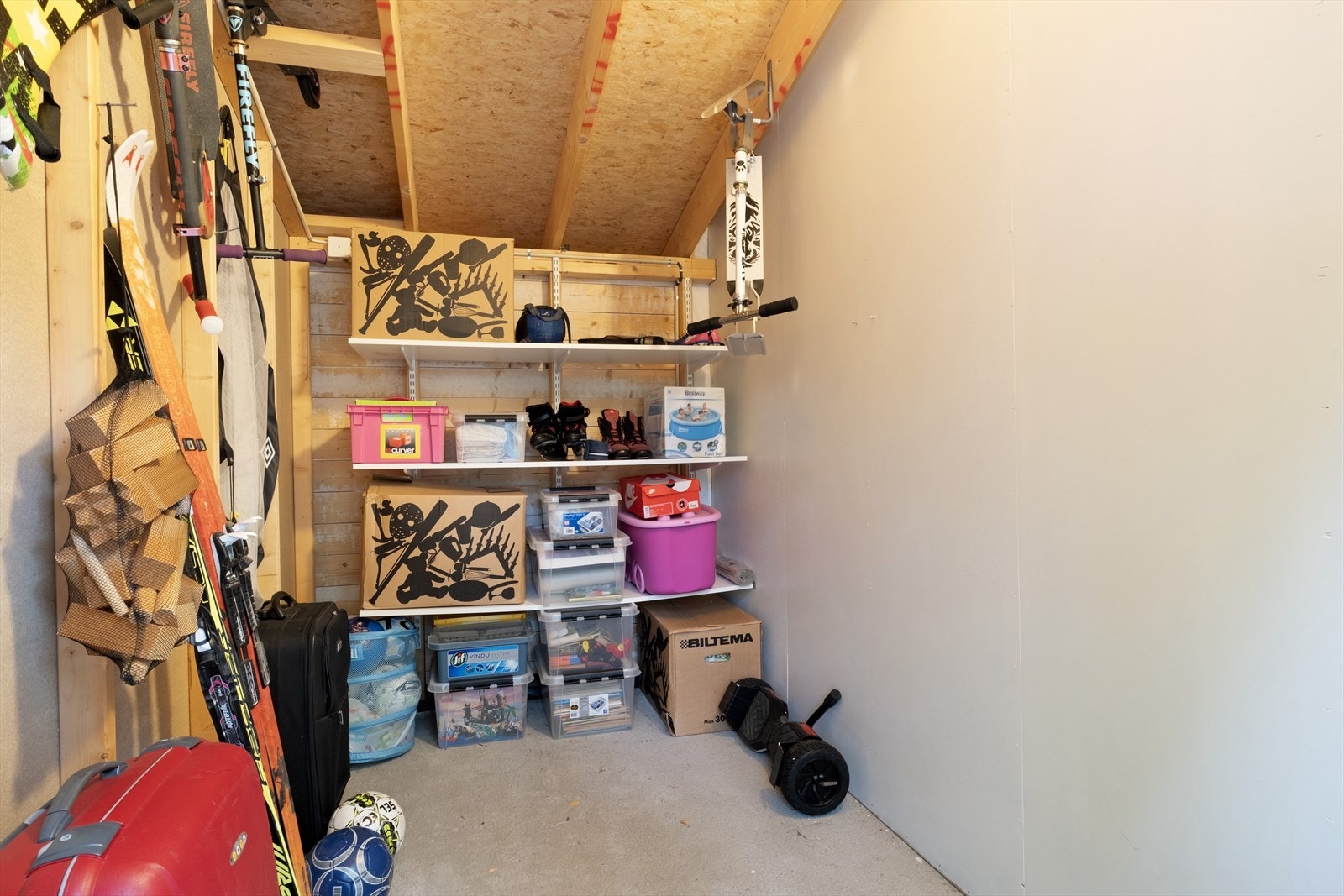 I tillegg god lagringsplass i uvendig sportsbod like ved inngang. Galleribilde
