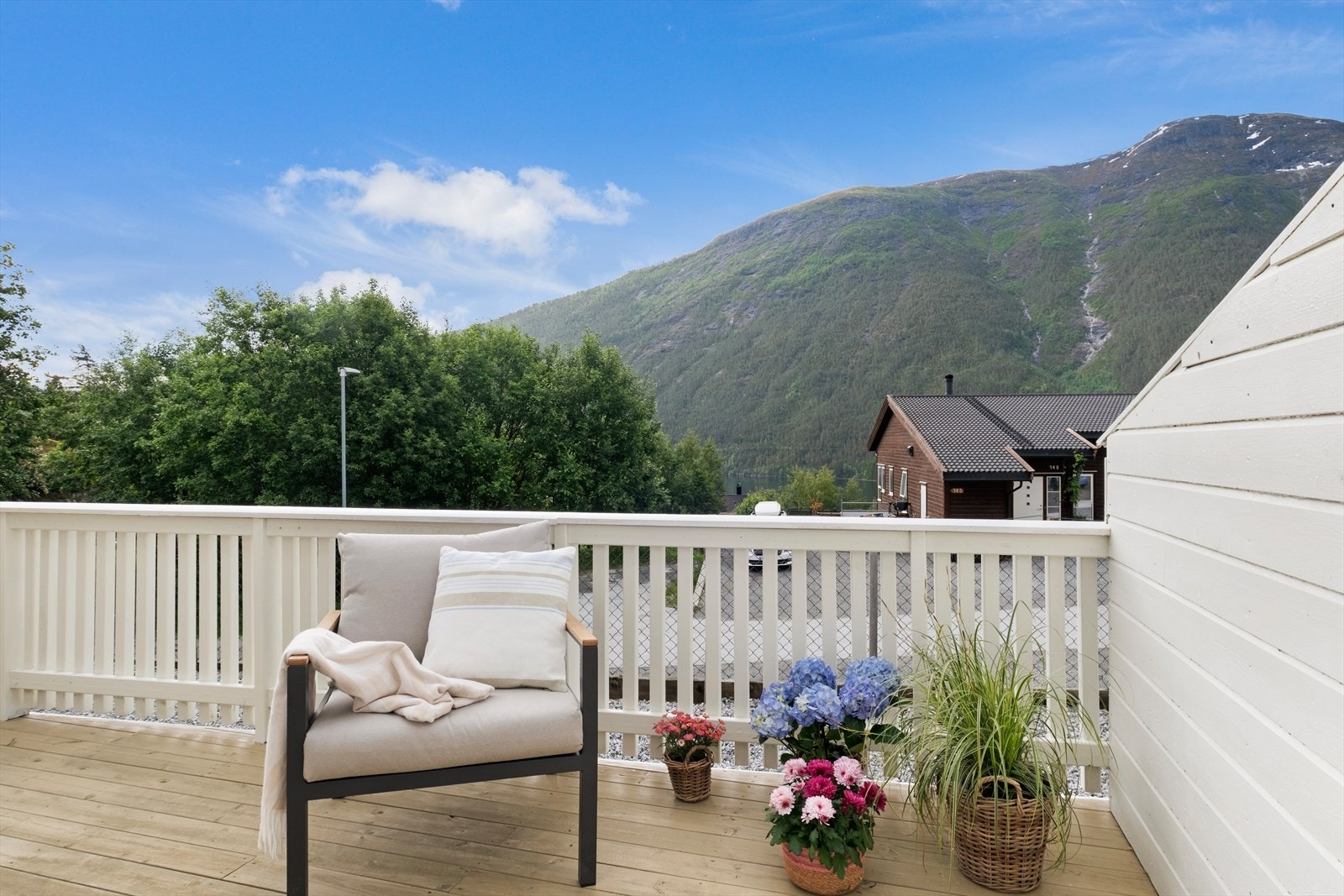 Her kan ein nyte svært gode solforhold i sommarhalvåret og fin utsikt over Eidsfjorden og mot Storehogen. Galleribilde