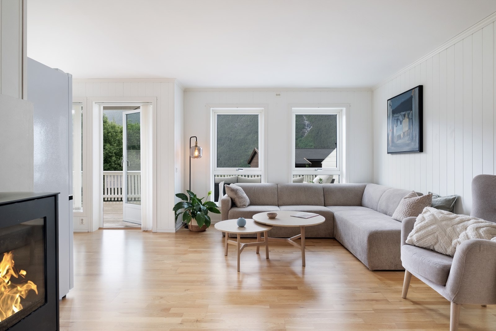 Leilegheita har stove og kjøken i delvis åpen løysing. Stovedelen er lys og triveleg med store vindauger i front som sørger for godt med naturleg lys. Galleribilde