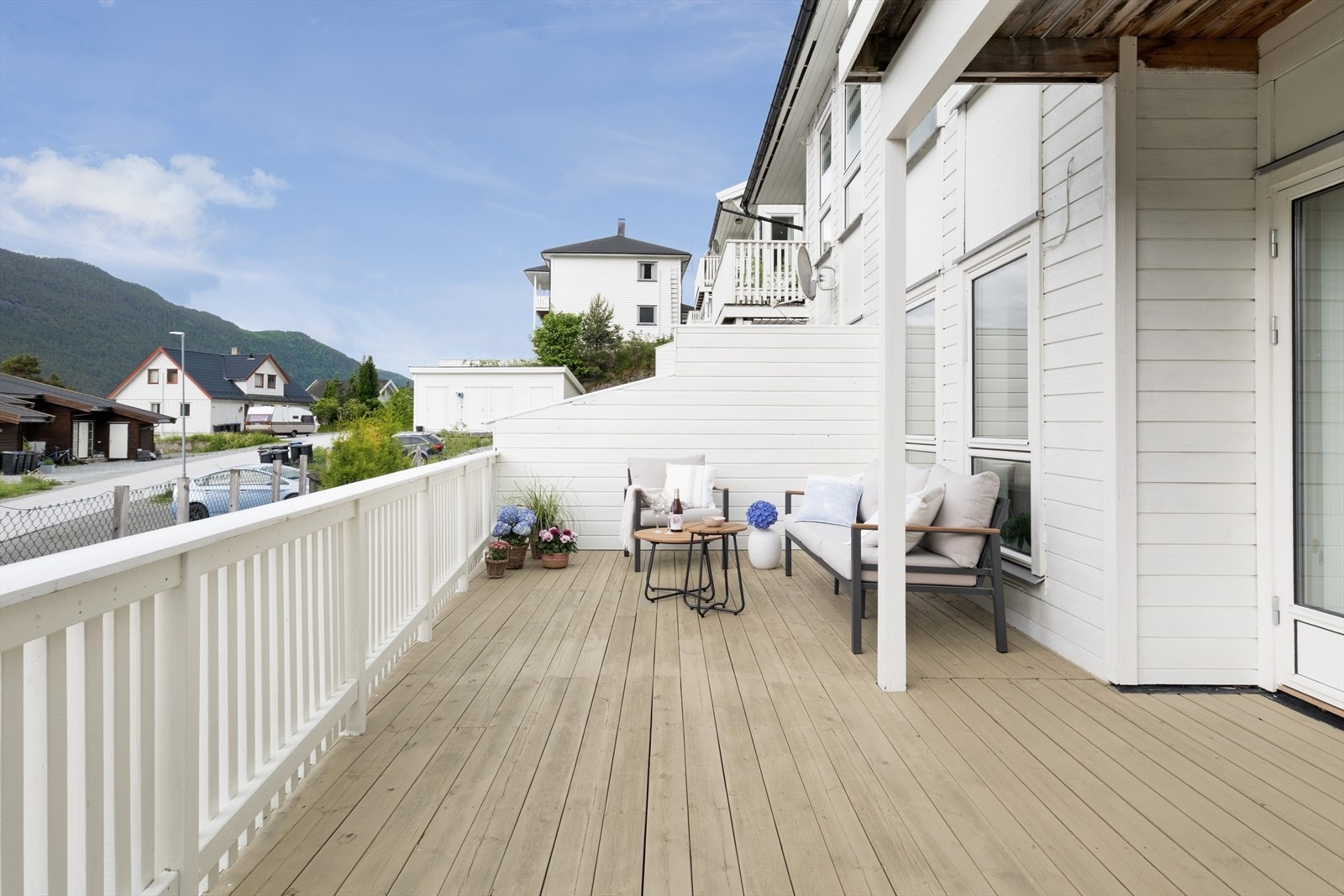 Terrassen er delvis overbygd og har god plass til fleire sittegrupper og grill. Lun levegg mot nabo gjev lite innsyn. Galleribilde