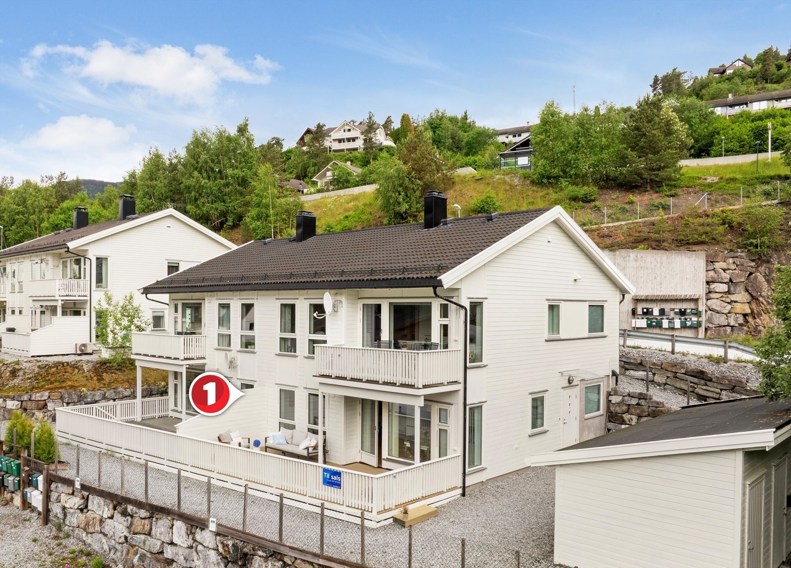 Sameiget består av to tomannsbustader med i alt 8 leilegheiter, med felles parkering i front. Galleribilde