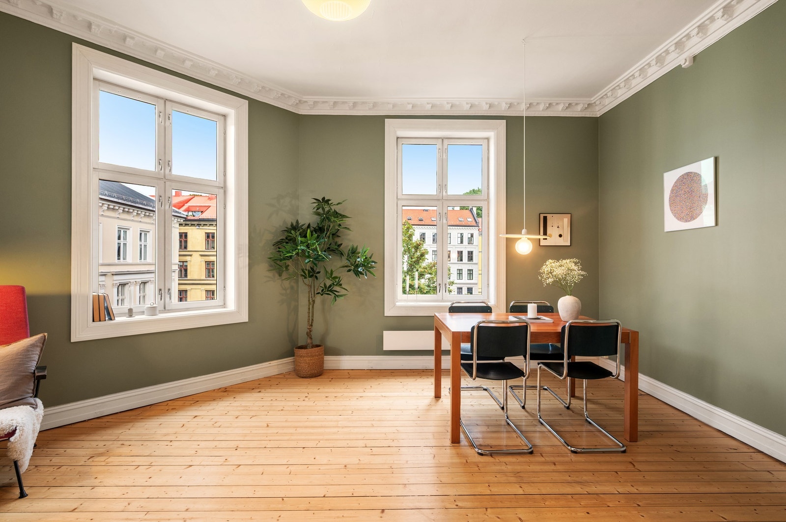 Stuen er lett å innrede med plass til både sofagruppe, tv-seksjon og spisedel. Galleribilde