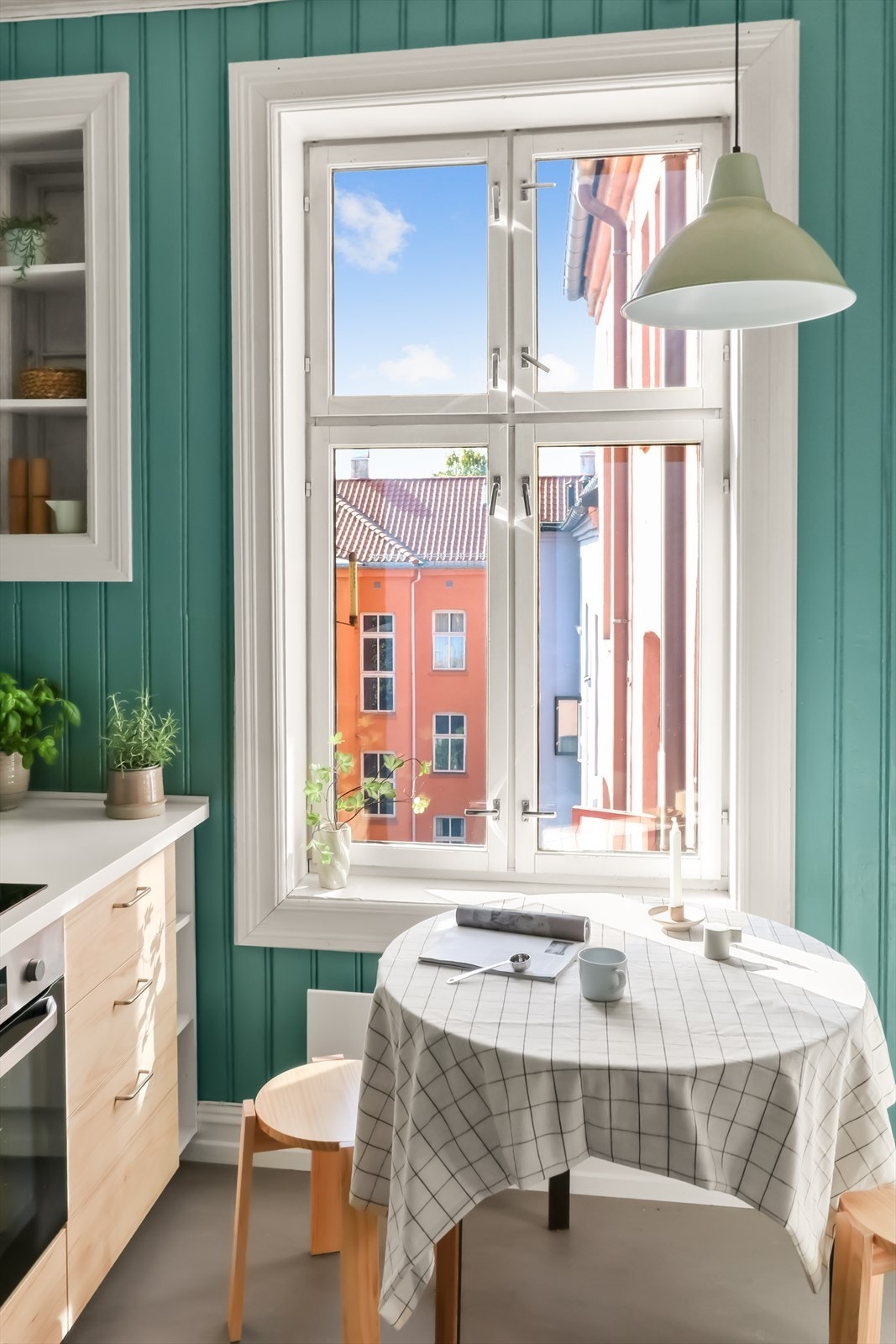 Veggene har malte panelvegger og gulvet er belagt med marmorleum i 2026. Galleribilde