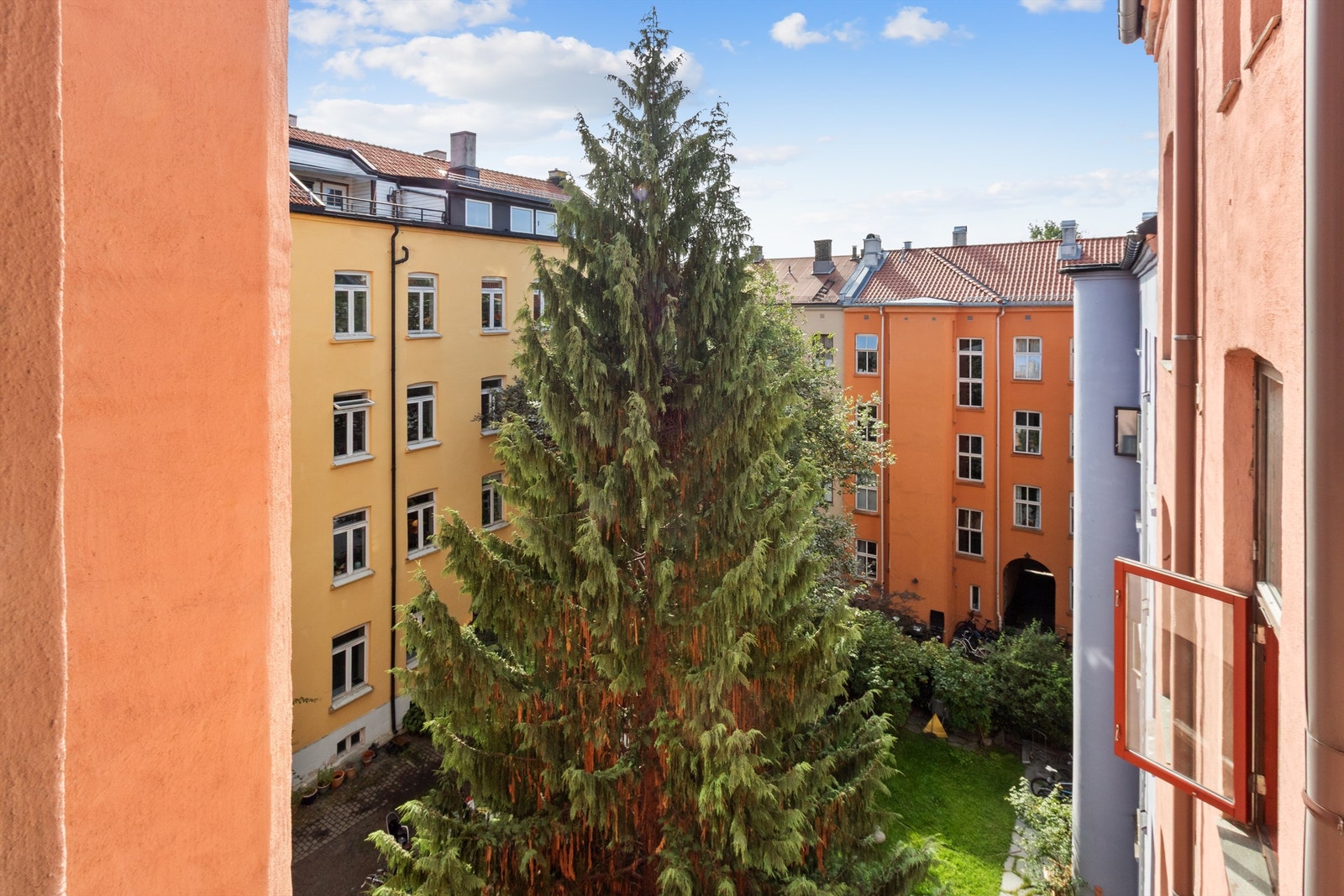 Kjøkkenet vender inn mot en rolig og grønn bakgård. Vil man sitte ute har sameiet en kjempekoselig sittegruppe i bakgården. Galleribilde
