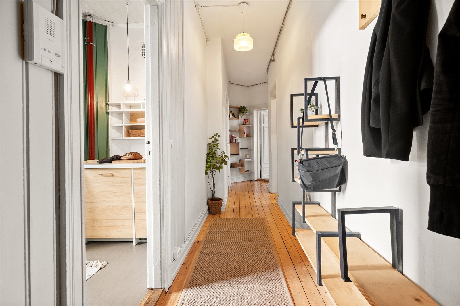 Hyggelig entré til leiligheten med plass til å sette opp skohylle og ytterklær på veggkrok. Galleribilde