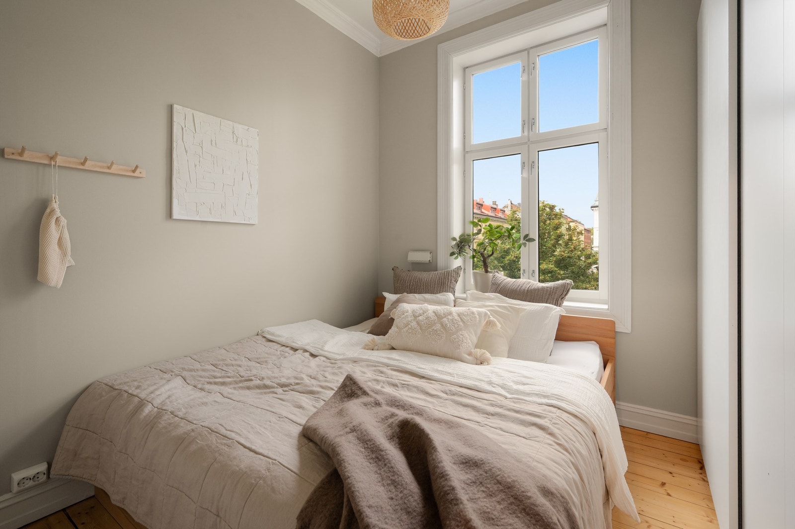 Leiligheten har rolig og privat beliggenhet midt på Grünerløkka, med lite innsyn og samtidig kort vei til kaféer, parker, butikker, kino og kollektivtransport. Galleribilde