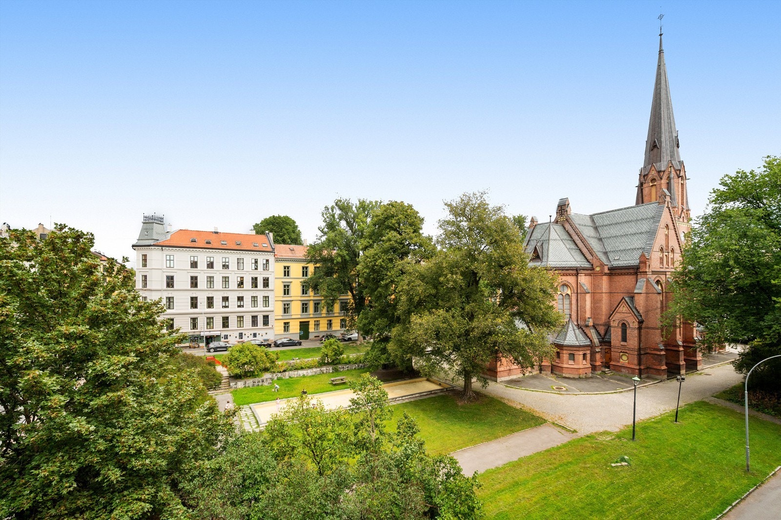 Utsikten fra leiligheten til flotte Paulus kirke. Galleribilde