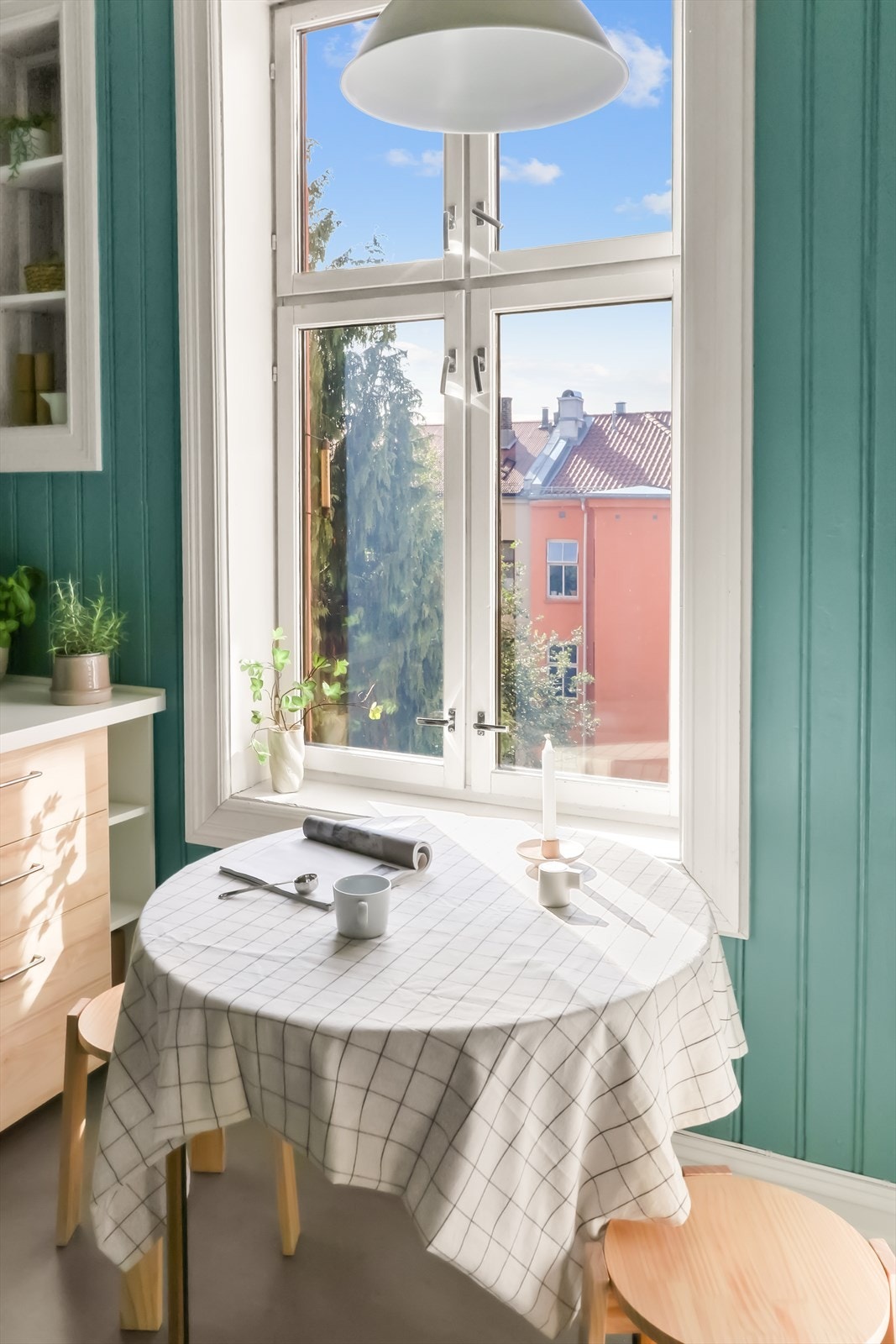 Svært sjarmerende kjøkken med herlige lys- og solforhold! Galleribilde