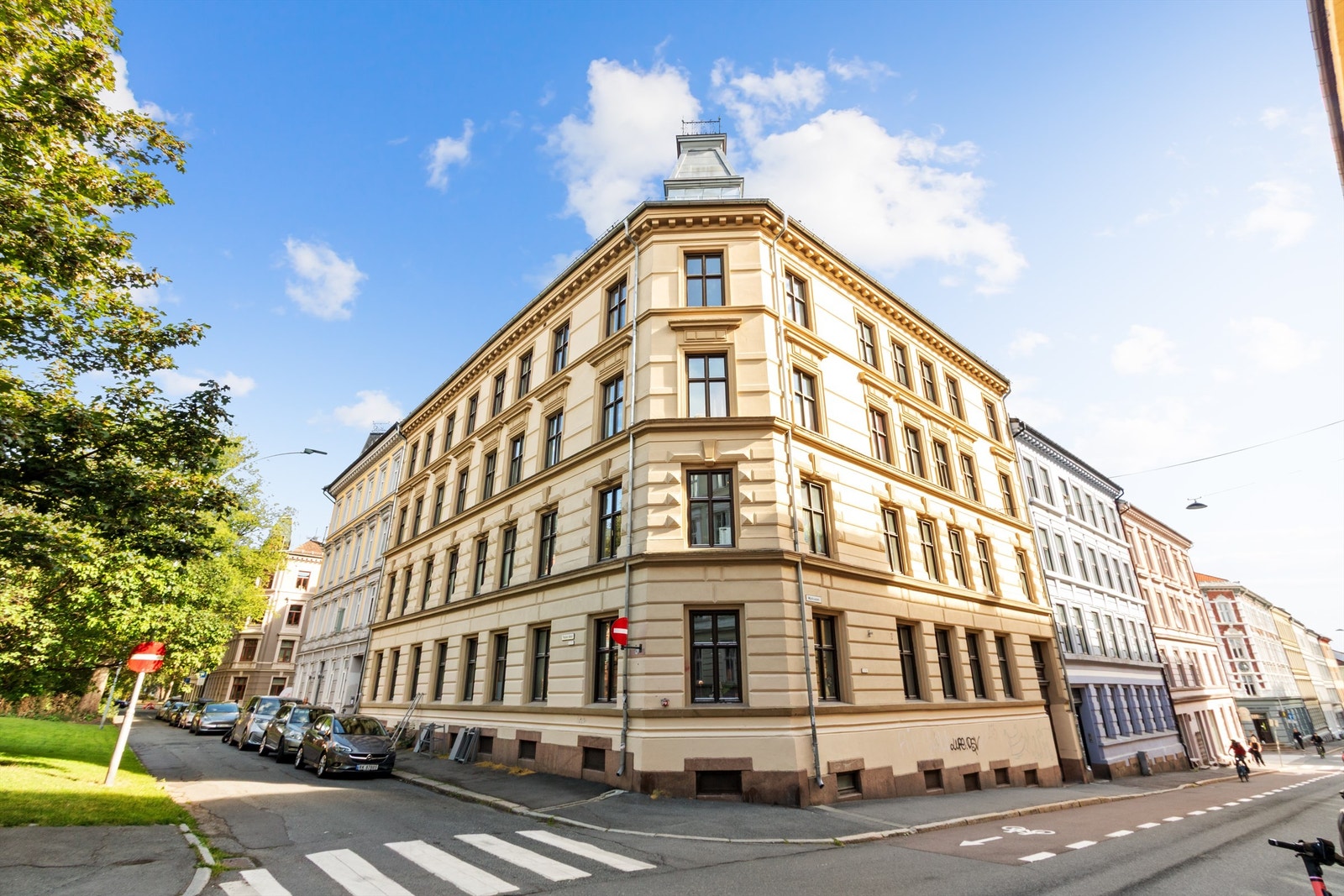 Leiligheten har en god beliggenhet på hjørnet av bygget i 4. etasje. Galleribilde