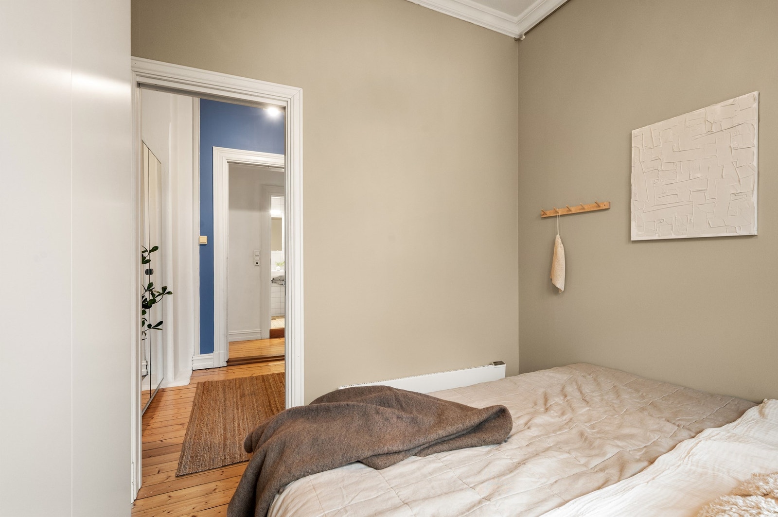 Rommet er i dag delt opp i to soner med en lettvegg. Galleribilde