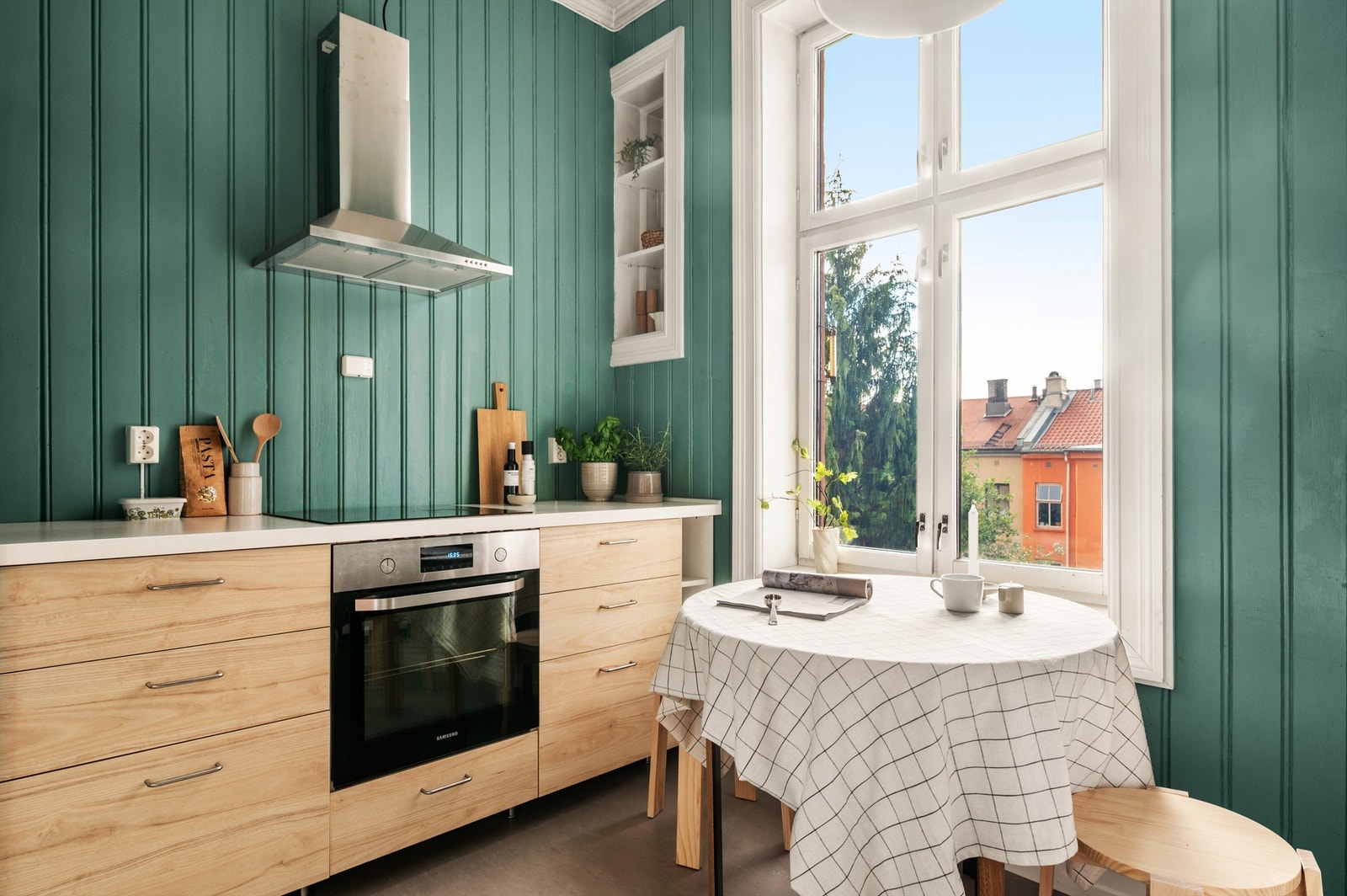 Kjøkkeninnredningen består av slette fronter fra 2019 og benkeplater med laminert overflate. Galleribilde
