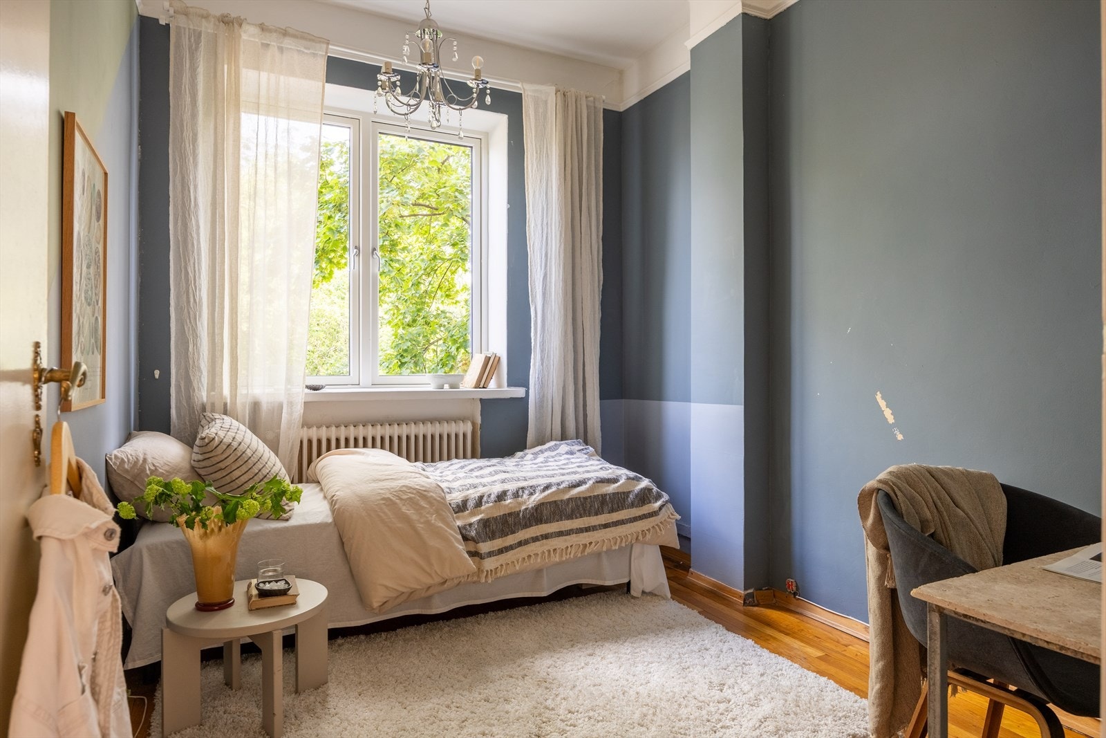 Soverom 2 er et pent og anvendelig rom med god plass til både seng og skrivebord. Galleribilde