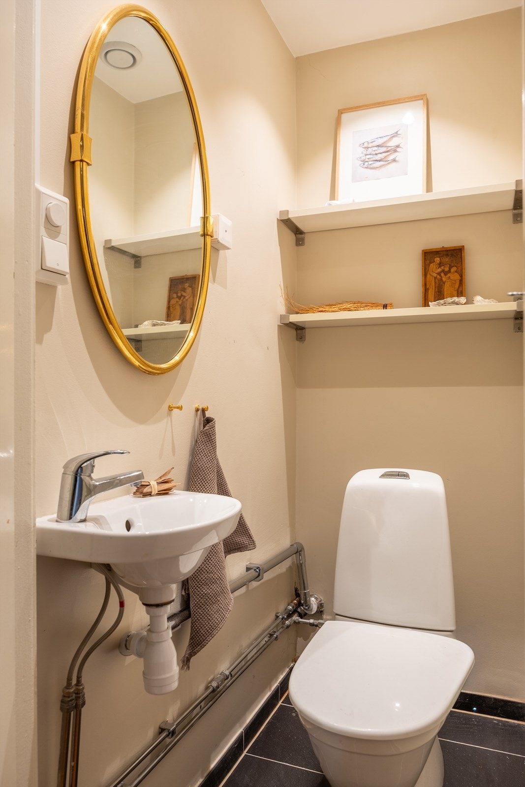 Praktisk separat WC med toalett og servant. Galleribilde