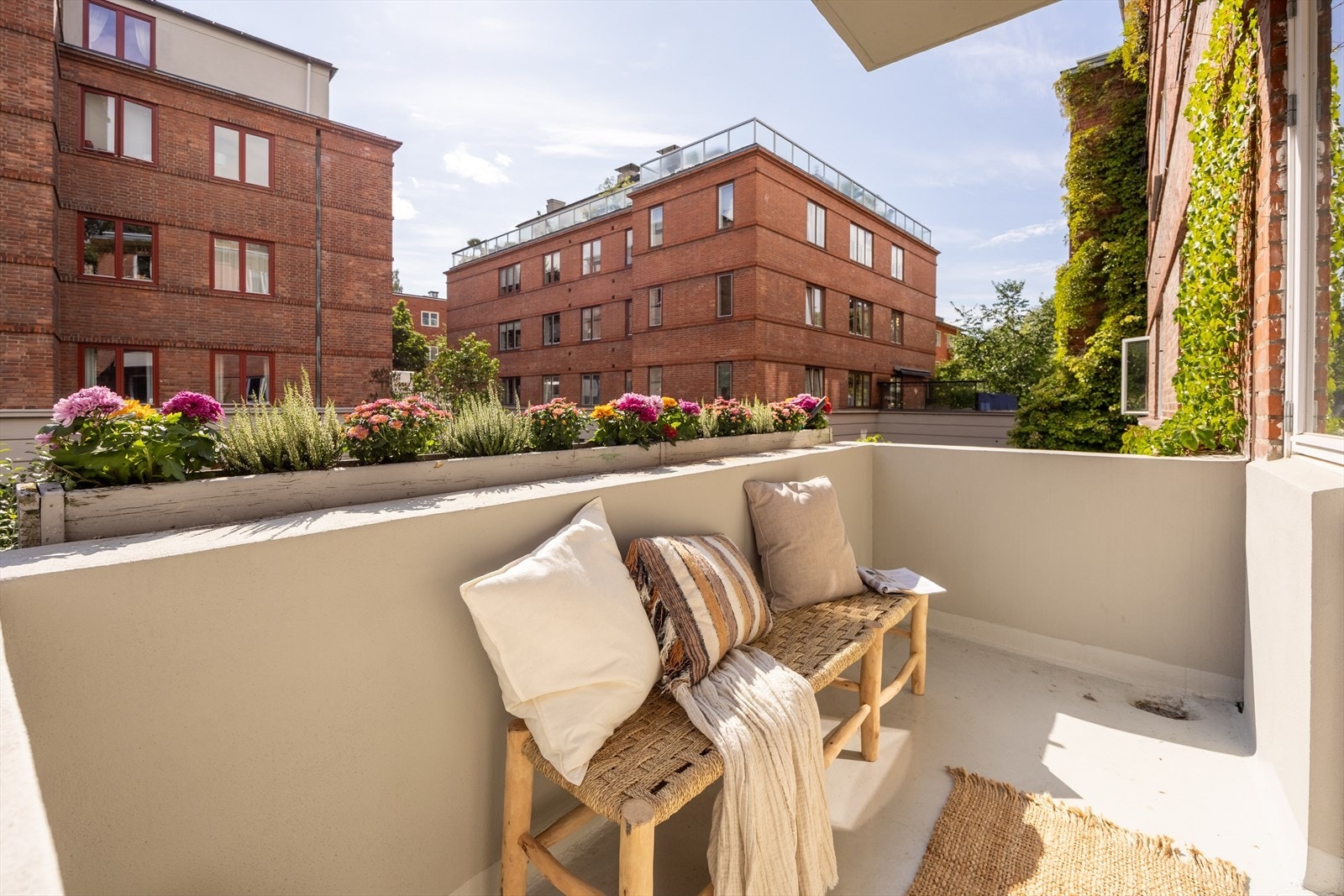 Balkongen har plass til en hyggelig sittegruppe og kan enkelt innredes med grønne planter og blomster. Galleribilde