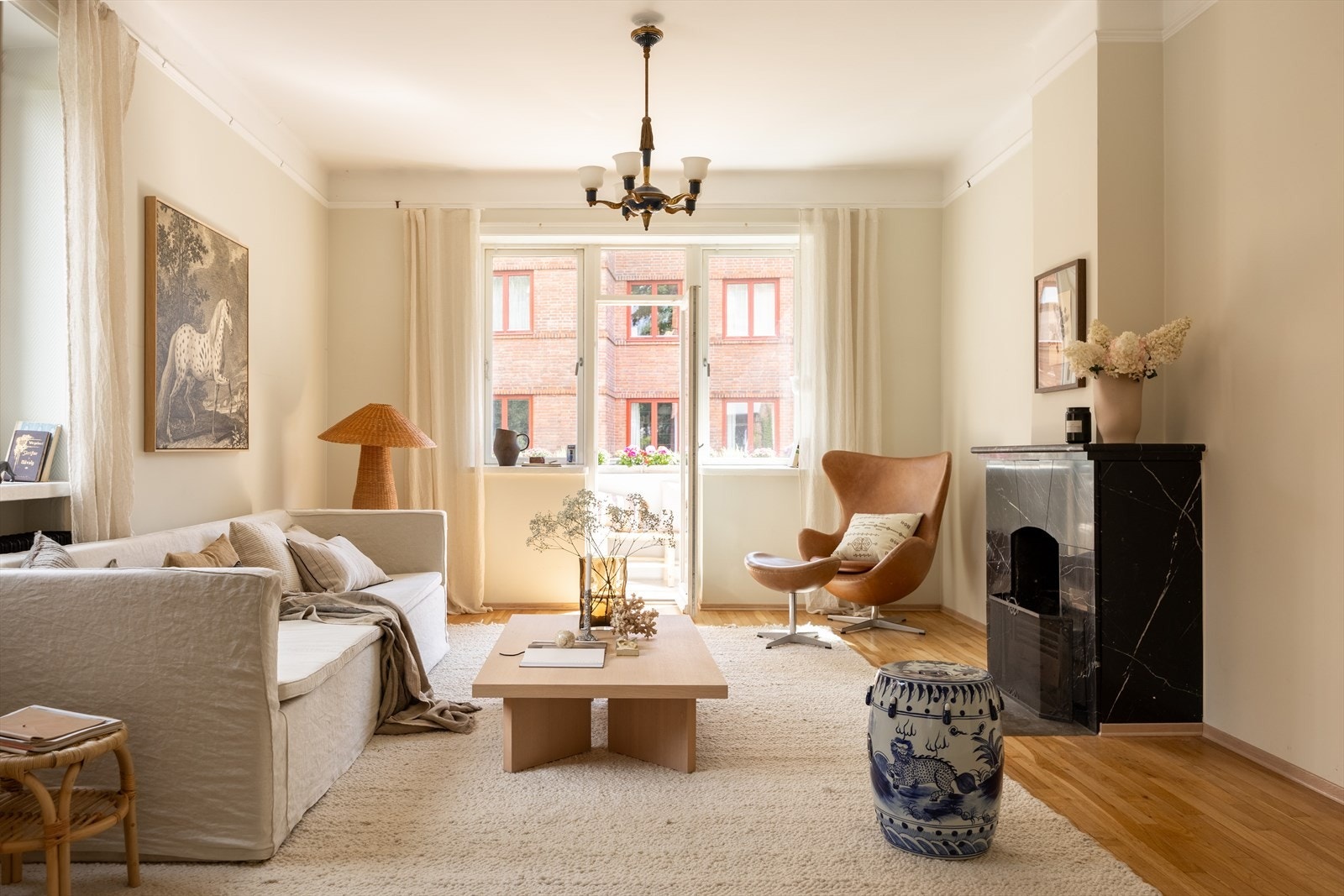 Takhøyde på ca. 2,89 m og fine materialvalg gir stuen et elegant uttrykk. Galleribilde