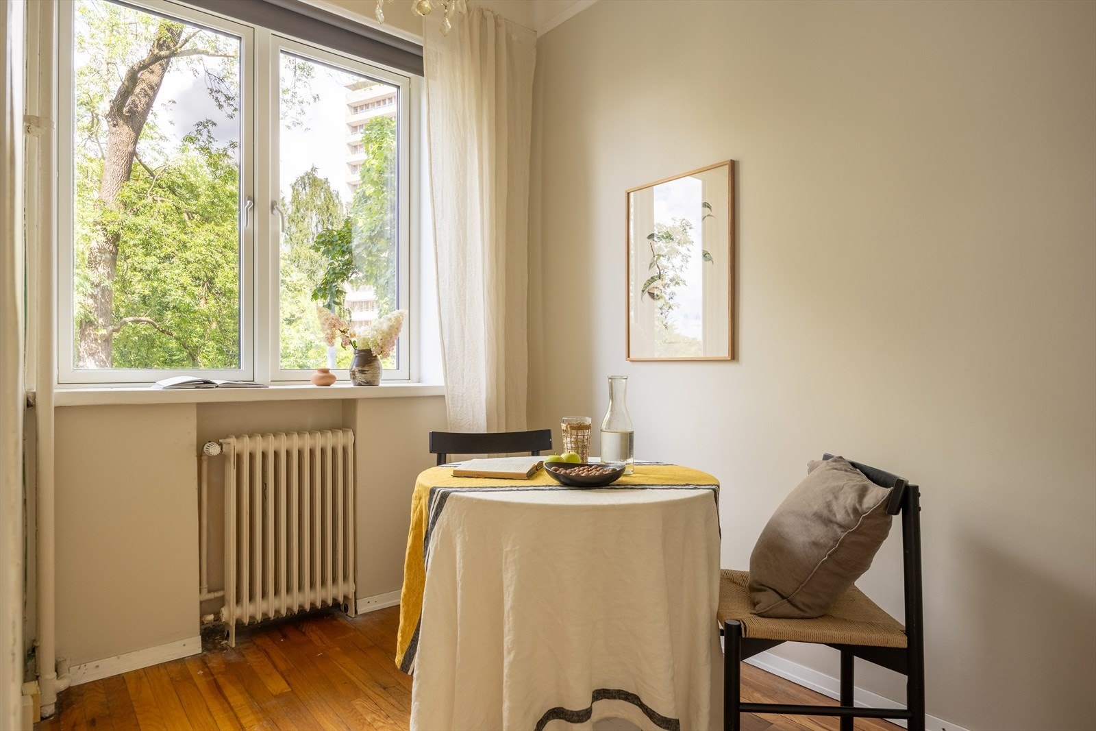 Like utenfor kjøkkenet er det etablert en egen spiseplass - perfekt til frokost og de mindre måltidene. Rommet er opprinnelig et soverom. Galleribilde