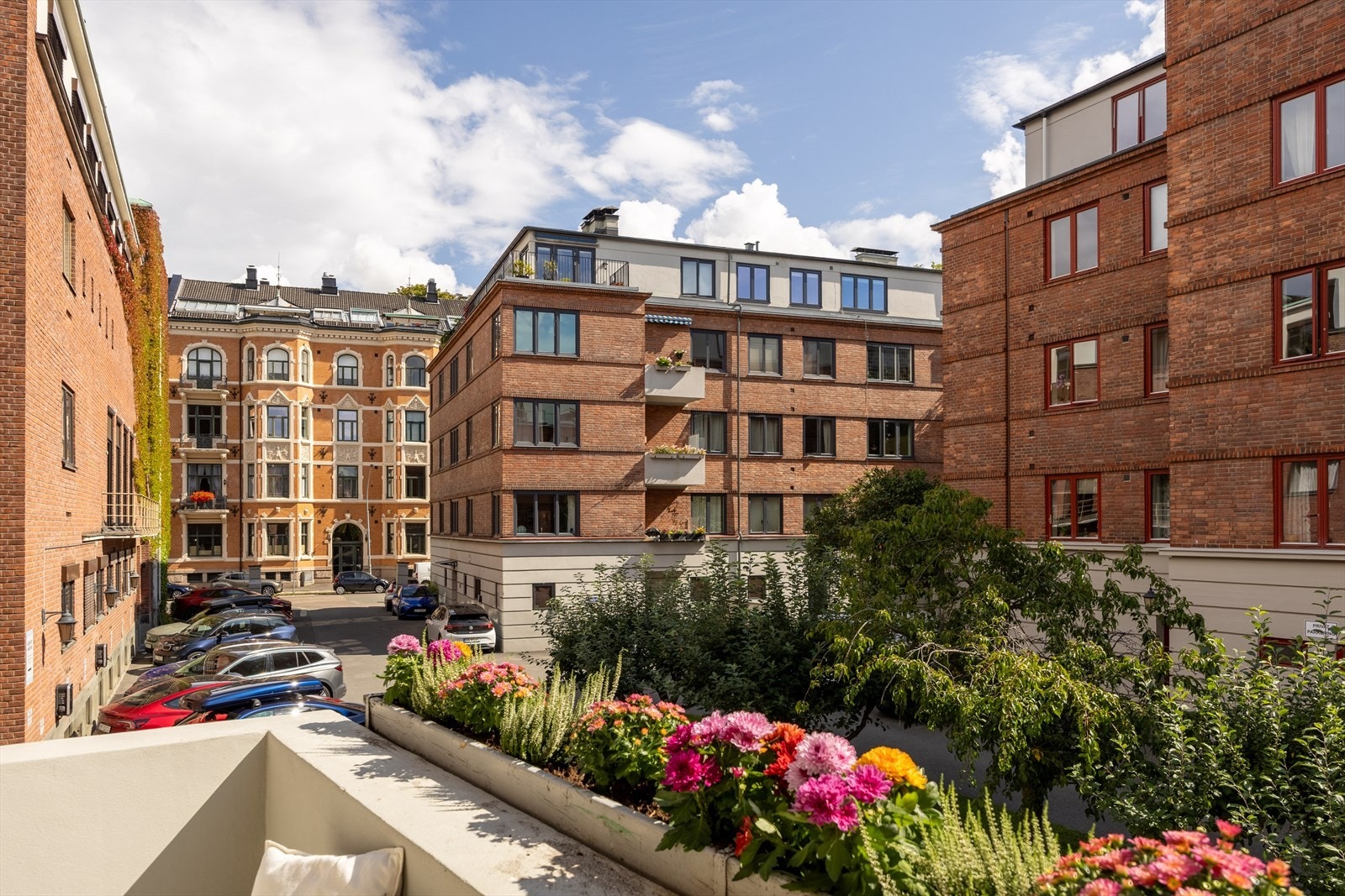 Utsynet preges av områdets karakteristiske arkitektur, frodig vegetasjon og flotte bygårder. Galleribilde