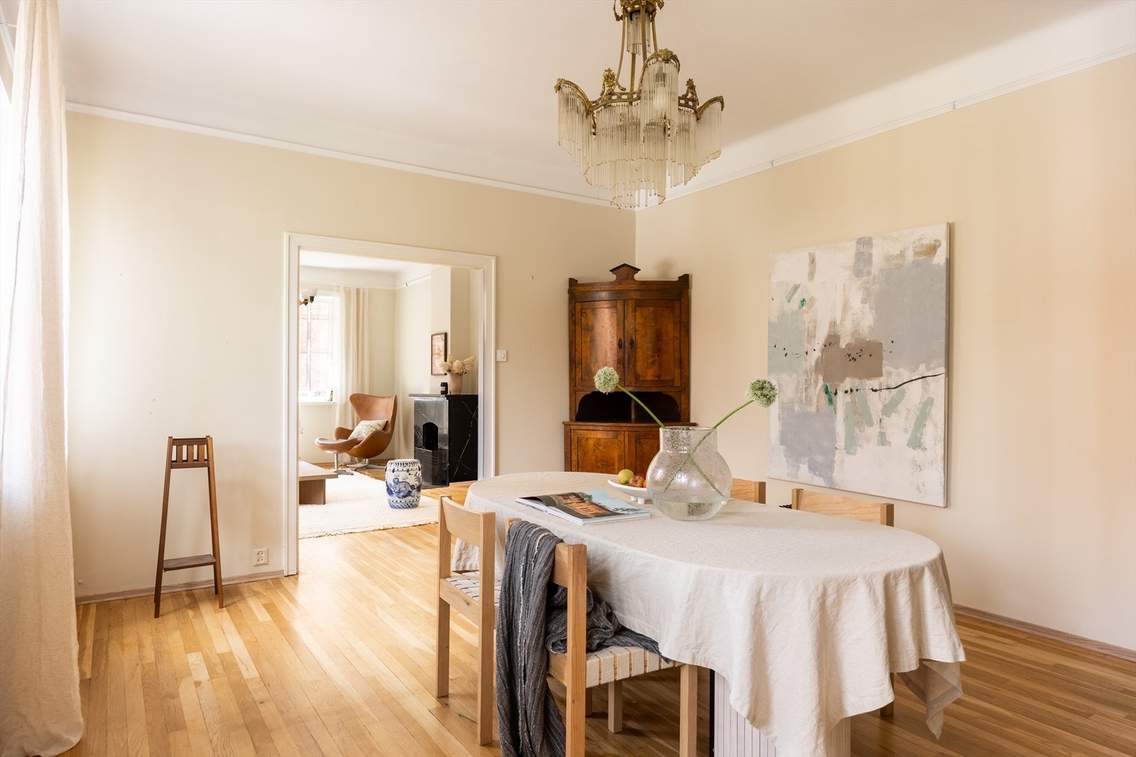 I tilknytning til stuen ligger en separat spisestue med god plass til å samle familie og venner. Galleribilde