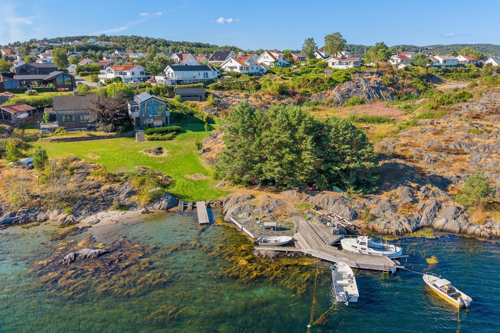 Velkommen til visning i Sandsnesveien 17. Unik strandeiendom like ved sentrum med moderne bolig, privat sandstrand og stort bryggeanlegg. Galleribilde