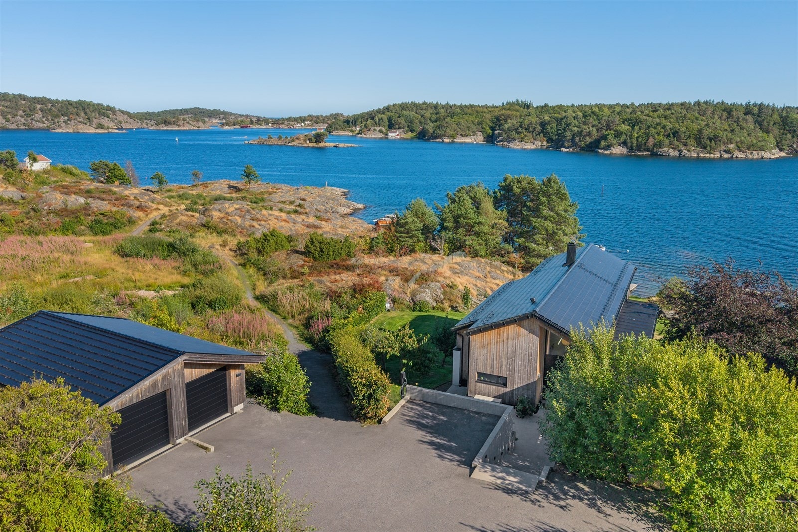 Det er vid utsikt utover leia og innseilingen til byen. Mot øst grenser eiendommen til friområde. Galleribilde