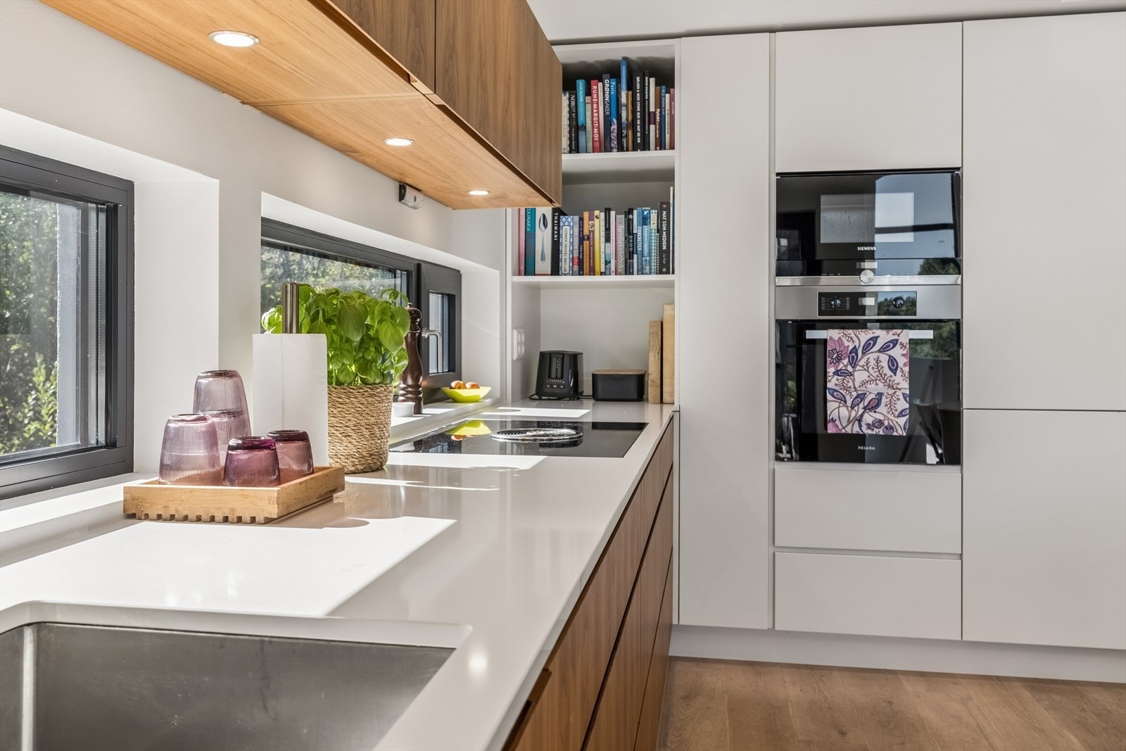 Lekker, tidløs kjøkkeninnredning i høy kvalitet fra Hamran med hvitevarer fra Miele og benkeplater i Silestone kompositt. Galleribilde