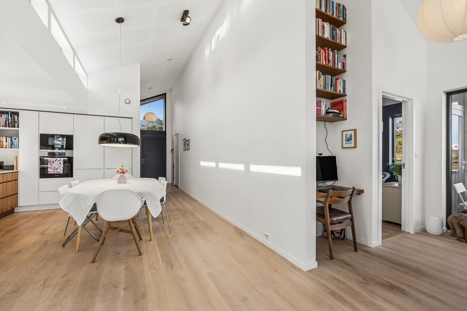 Fra stue/kjøkken er det utgang til øst vendt balkong, samt avsatt plass til arbeidsplass. Galleribilde