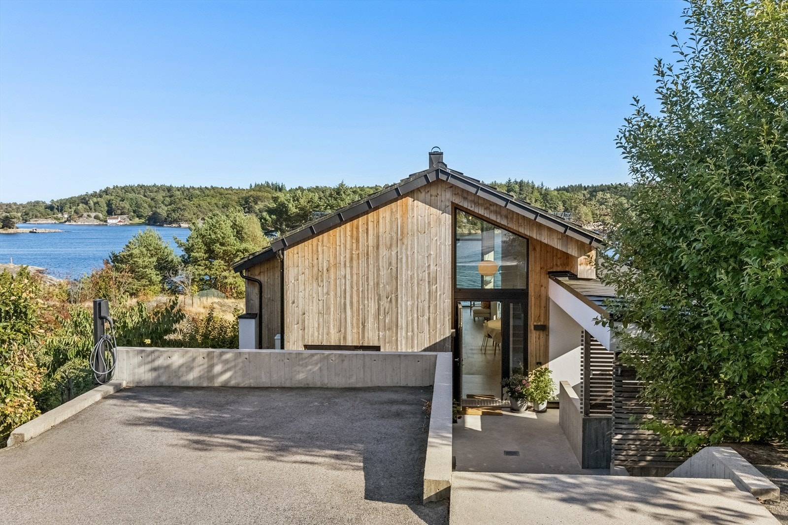 Ekstra parkeringsplass med el. bil lader i tilknytning til hovedinngangen. Galleribilde